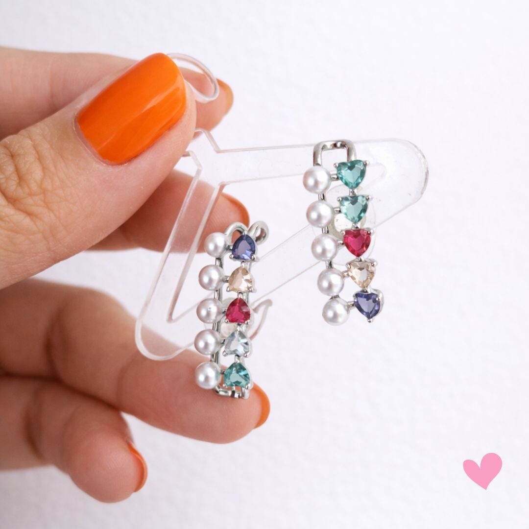 BRINCO PÉROLAS E CORAÇÕES COLORIDOS