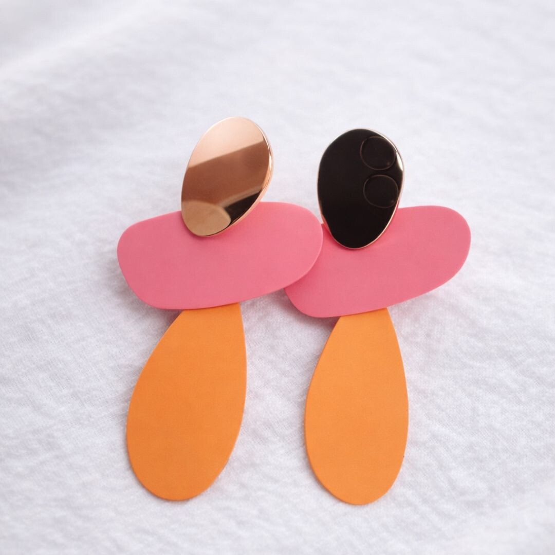 BRINCO GEOMÉTRICO COLORIDO LARANJA E ROSA - Imagem 2