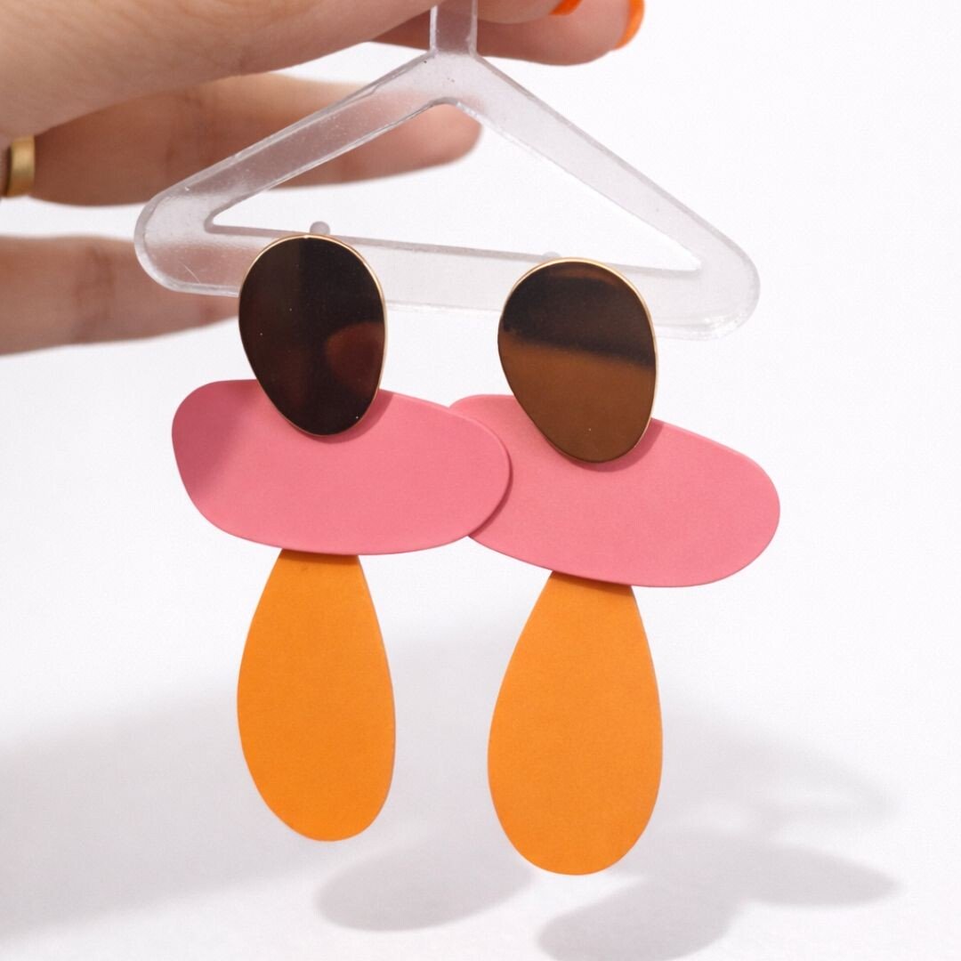 BRINCO GEOMÉTRICO COLORIDO LARANJA E ROSA
