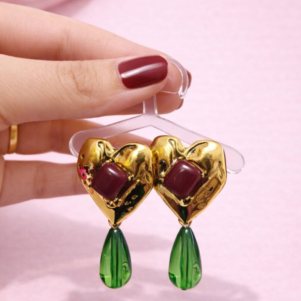 brinco coração dourado com pedra vinho e pingente verde feminino