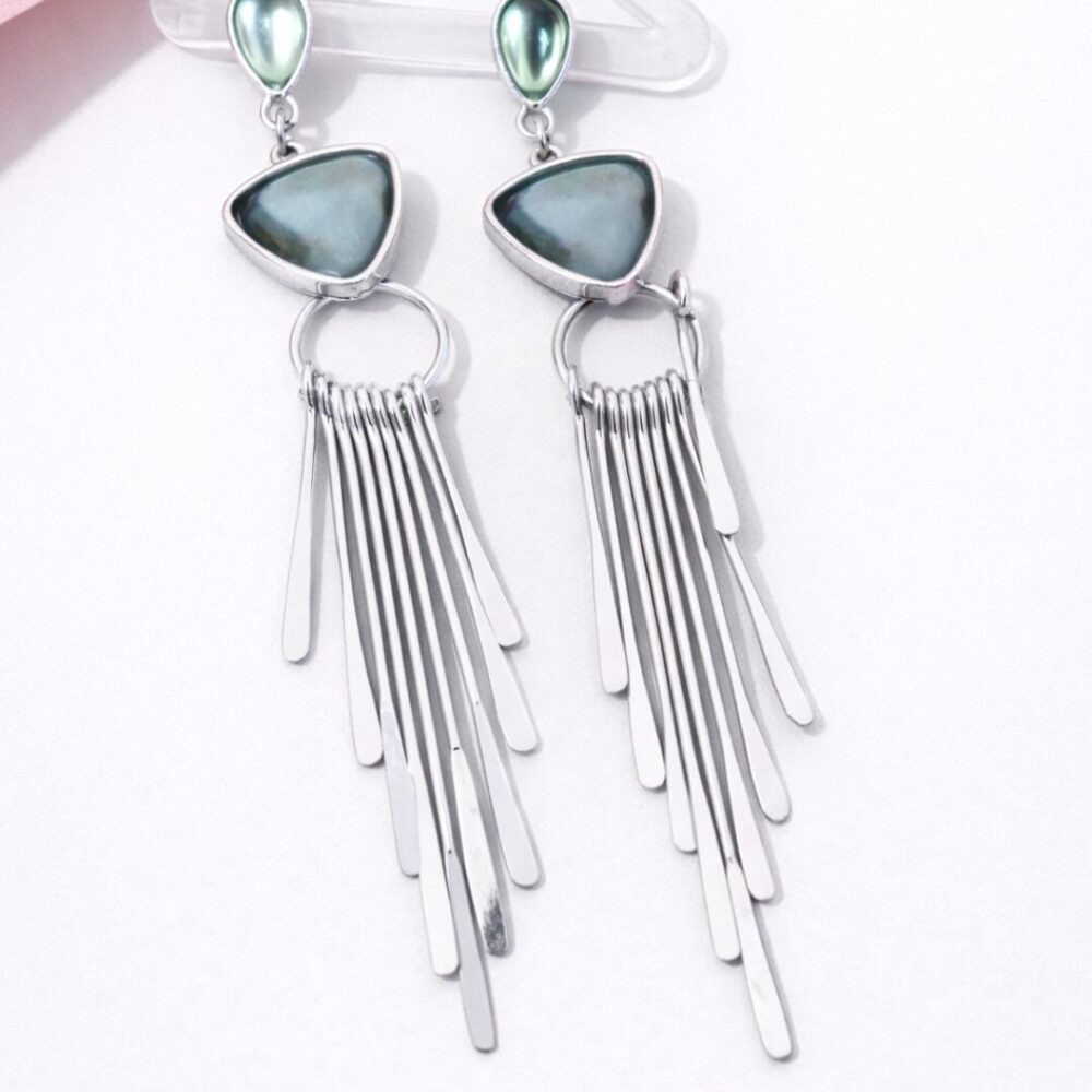 brinco prateado com franjas e pedra verde feminino longo elegante