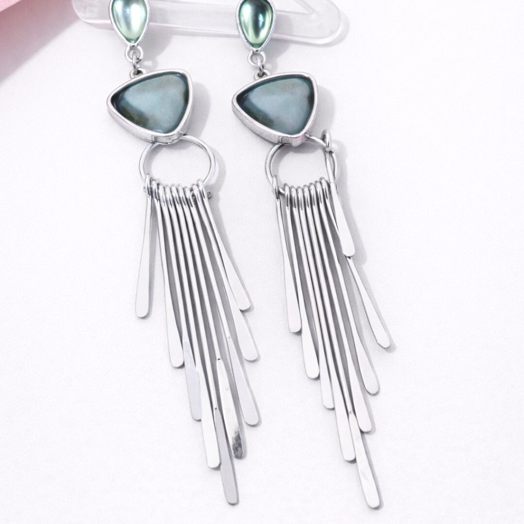 brinco prateado com franjas e pedra verde feminino longo elegante