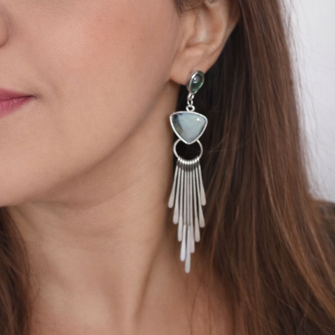 BRINCO SOFIA PRATA COM FRANJINHAS E PEDRA VERDE - Imagem 3