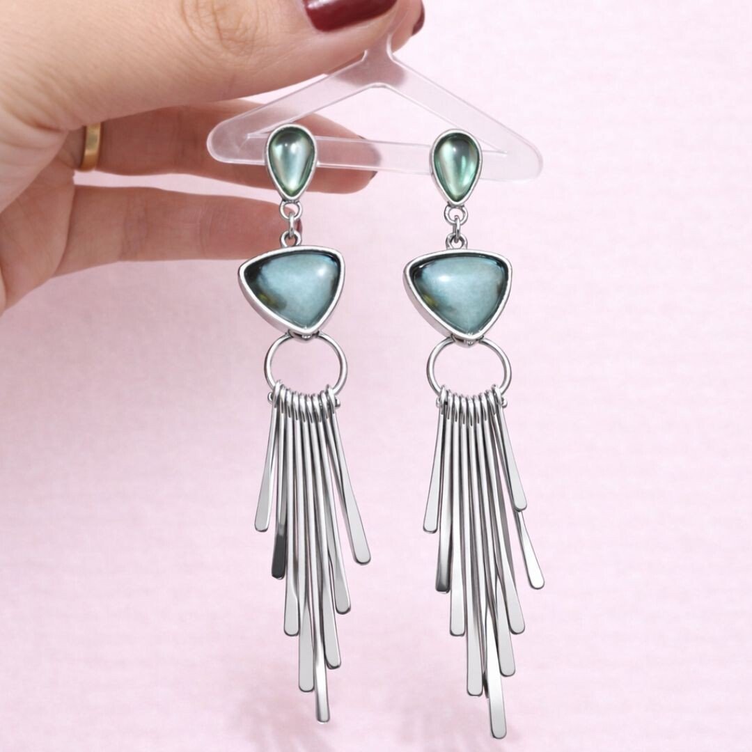 BRINCO SOFIA PRATA COM FRANJINHAS E PEDRA VERDE