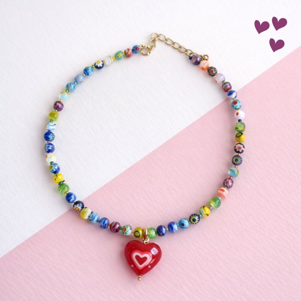 colar colorido feminino com miçangas e pingente coração vermelho