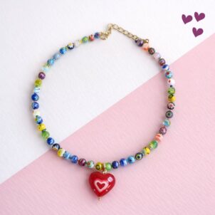 colar colorido feminino com miçangas e pingente coração vermelho