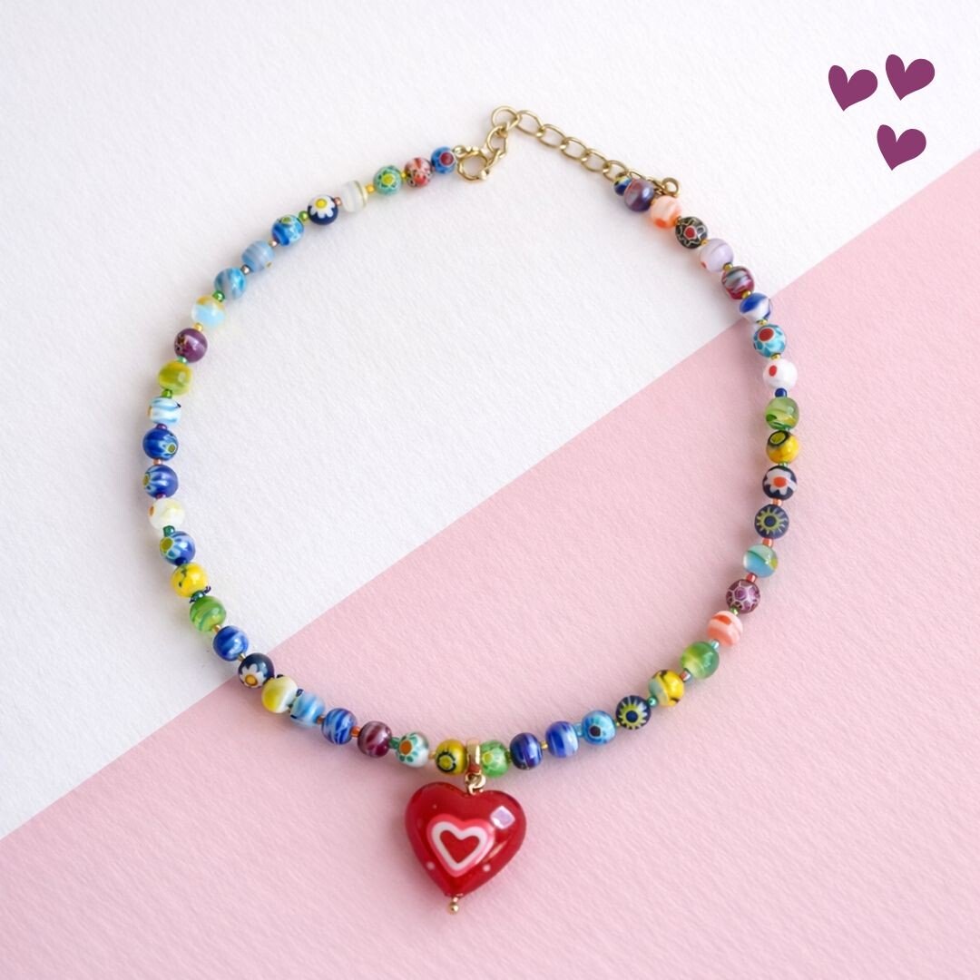colar colorido feminino com miçangas e pingente coração vermelho