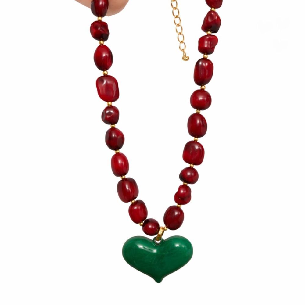 colar feminino miçangas vermelhas com pingente coração verde