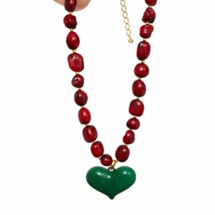 colar feminino miçangas vermelhas com pingente coração verde